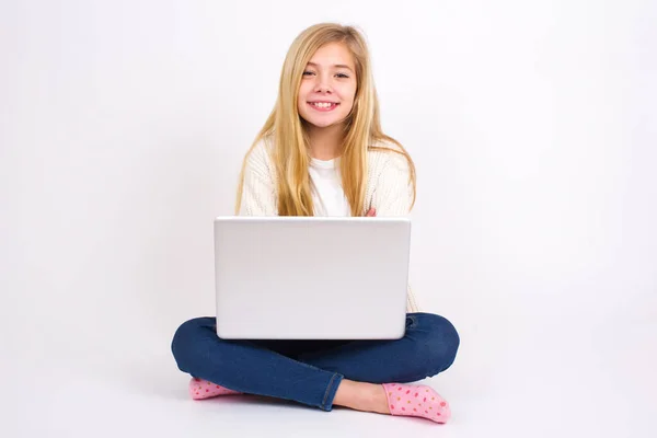 Kaukaska Nastolatka Siedzi Laptopem Pozycji Lotosu Białym Tle Jest Szczęśliwy — Zdjęcie stockowe