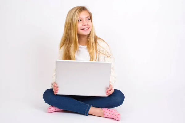Kaukasiska Tonåring Flicka Sitter Med Laptop Lotus Position Vit Bakgrund — Stockfoto