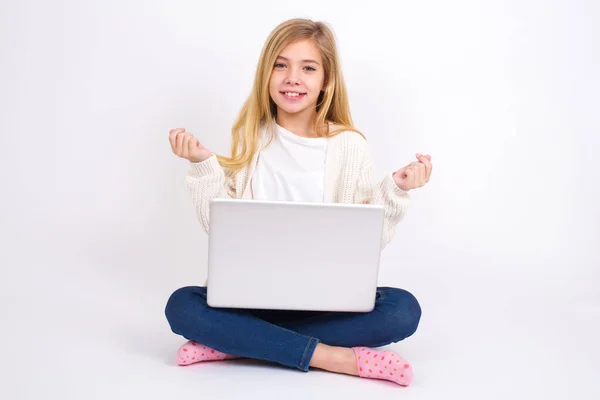 Kaukaski Nastolatek Dziewczyna Siedzi Laptop Pozycji Lotosu Białym Tle Pieniądze — Zdjęcie stockowe
