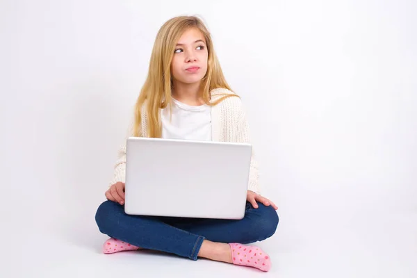 Kaukasisches Teenie Mädchen Sitzt Mit Laptop Lotusposition Auf Weißem Hintergrund — Stockfoto