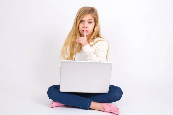 Beyaz Arka Planda Dizüstü Bilgisayarı Olan Beyaz Bir Genç Kız — Stok fotoğraf