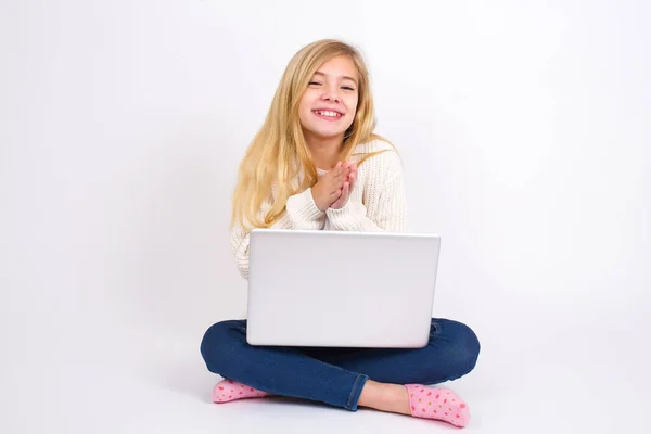 Beyaz Arka Planda Dizüstü Bilgisayarı Olan Beyaz Bir Genç Kız — Stok fotoğraf