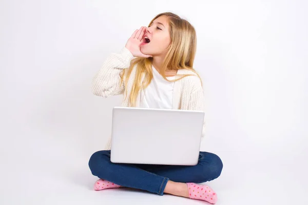 Kaukasisches Teenie Mädchen Sitzt Mit Laptop Lotus Position Auf Weißem — Stockfoto