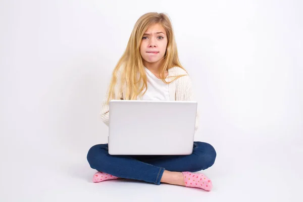 Caucasiano Adolescente Menina Sentado Com Laptop Posição Lótus Fundo Branco — Fotografia de Stock