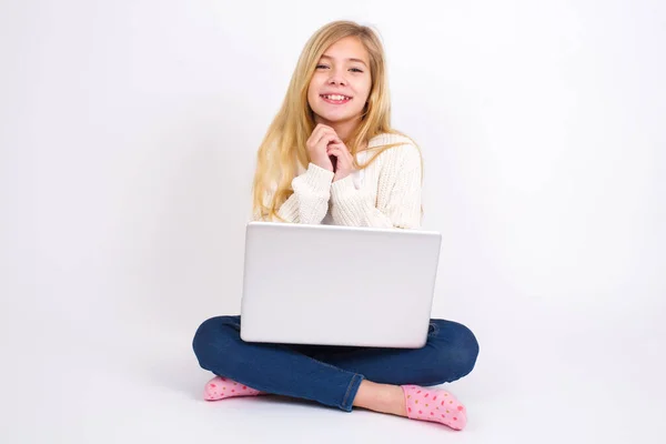 Sonhador Encantador Caucasiano Adolescente Menina Sentada Com Laptop Posição Lótus — Fotografia de Stock