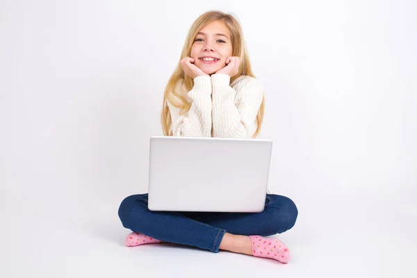 Мрійлива Біла Дівчина Підліток Сидить Ноутбуком Положенні Лотоса Білому Тлі — стокове фото