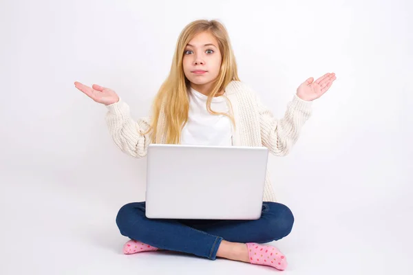 Puzzled Clueless Caucasian Teen Girl Sitting Laptop Lotus Position White — Stock Photo, Image