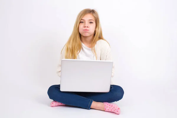 Kaukasisches Teenie Mädchen Das Mit Laptop Lotusposition Auf Weißem Hintergrund — Stockfoto