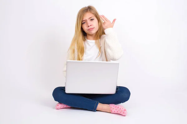 Ongelukkige Kaukasische Tiener Meisje Zitten Met Laptop Lotus Positie Witte — Stockfoto