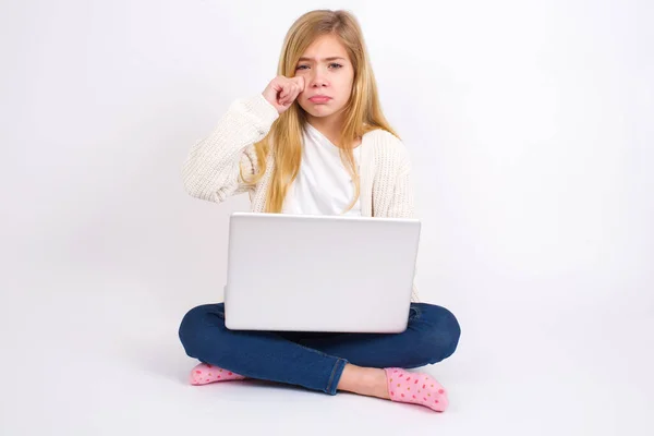 Mutsuz Kafkasyalı Genç Kız Dizüstü Bilgisayarı Ile Beyaz Arka Planda — Stok fotoğraf