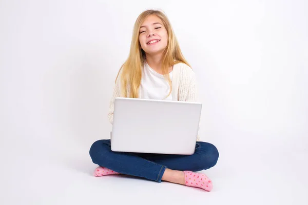 Caucasian Teen Girl Sitting Laptop Lotus Position White Background Broad — Stock Photo, Image