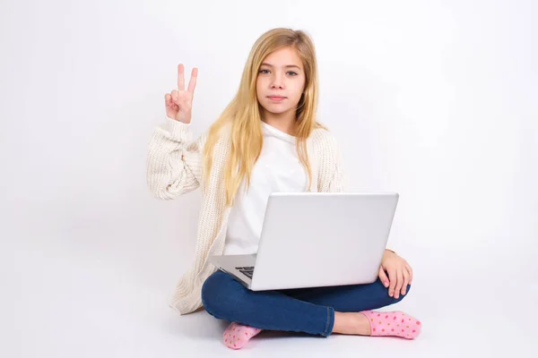 Blank Tiener Meisje Zitten Met Laptop Lotus Positie Witte Achtergrond — Stockfoto