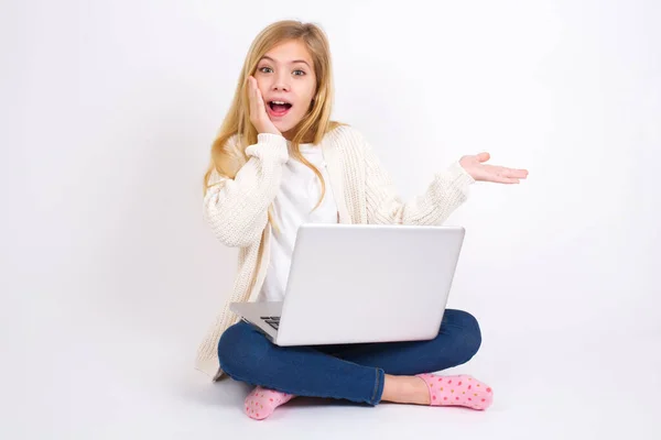 Beyaz Arka Planda Dizüstü Bilgisayarı Olan Beyaz Mutlu Beyaz Kız — Stok fotoğraf