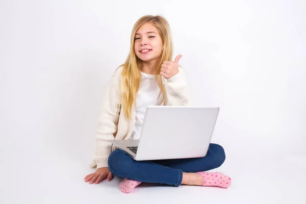 Kaukaska Nastolatka Dziewczyna Siedzi Laptopem Pozycji Lotosu Białym Tle Dając — Zdjęcie stockowe