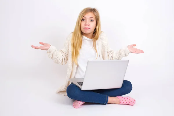 腕を出して白い背景に蓮の花の位置にノートパソコンで座って困惑し 無慈悲な原因の十代の少女は 肩をすくめる と言っ 誰が気にするので 私は知らない 負の人間の感情 — ストック写真