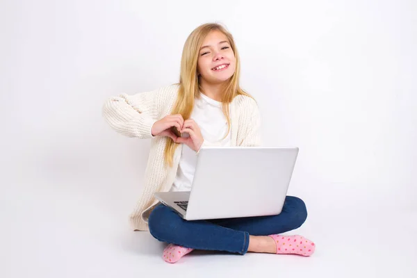 Kaukasiska Tonåring Flicka Sitter Med Bärbar Dator Lotusposition Vit Bakgrund — Stockfoto
