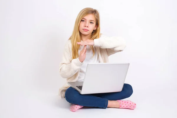 Caucasiano Adolescente Sentada Com Laptop Posição Lótus Fundo Branco Sente — Fotografia de Stock