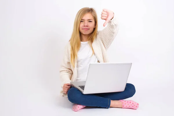 Descontentamento Caucasiano Adolescente Sentada Com Laptop Posição Lótus Fundo Branco — Fotografia de Stock
