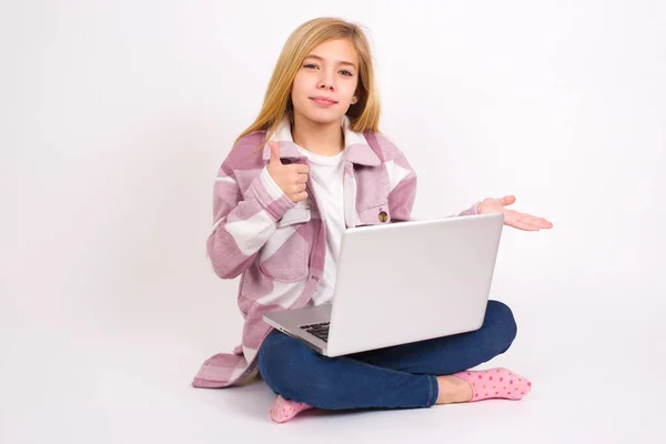 Feliz Chica Adolescente Caucásica Alegre Sentado Con Ordenador Portátil Posición — Foto de Stock