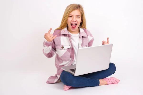 Urodzony Rządzić Tym Światem Radosny Biały Nastolatek Dziewczyna Siedzi Laptopem — Zdjęcie stockowe