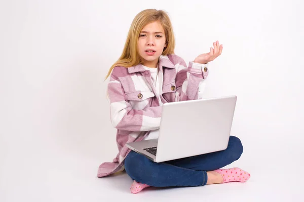 Studio Shot Frustrated Caucasian Teen Girl Sitting Laptop Lotus Position —  Fotos de Stock