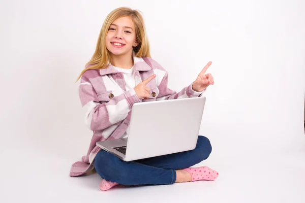 Menina Adolescente Caucasiana Positiva Sentada Com Laptop Posição Lótus Fundo — Fotografia de Stock