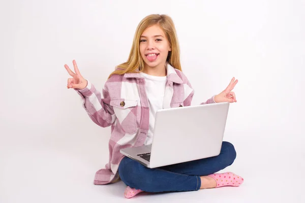 Kaukázusi Tini Lány Laptop Lótuszpozícióban Fehér Háttér Optimista Mosollyal Mutató — Stock Fotó