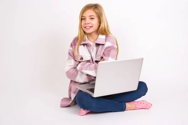 Bild Von Fröhlichen Schönen Kaukasischen Teenie Mädchen Sitzt Mit Laptop — Stockfoto