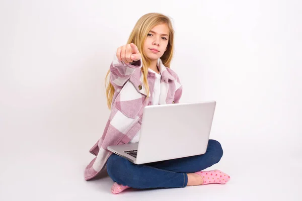Fröhlich Schöne Kaukasische Teenie Mädchen Sitzt Mit Laptop Lotus Position — Stockfoto