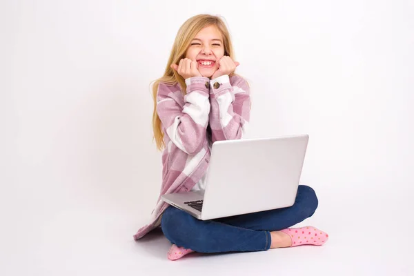 Retrato Hermosa Chica Adolescente Caucásica Sentada Con Computadora Portátil Posición —  Fotos de Stock