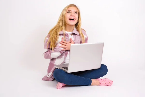 Щаслива Усміхнена Красива Біла Дівчина Підліток Сидить Ноутбуком Позі Лотоса — стокове фото