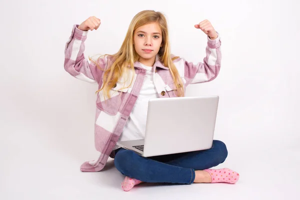 Taille Shot Van Mooie Kaukasische Tiener Meisje Zit Met Laptop — Stockfoto
