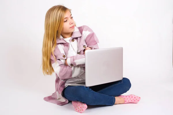 Image Upset Beautiful Caucasian Teen Girl Sitting Laptop Lotus Position — Stock Photo, Image