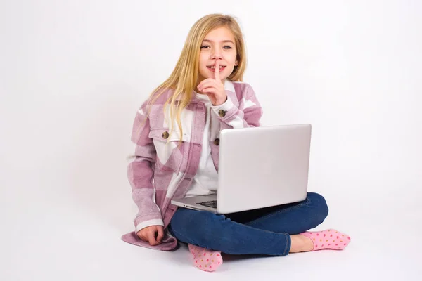 Smiling Beautiful Caucasian Teen Girl Sitting Laptop Lotus Position White — Stock Photo, Image