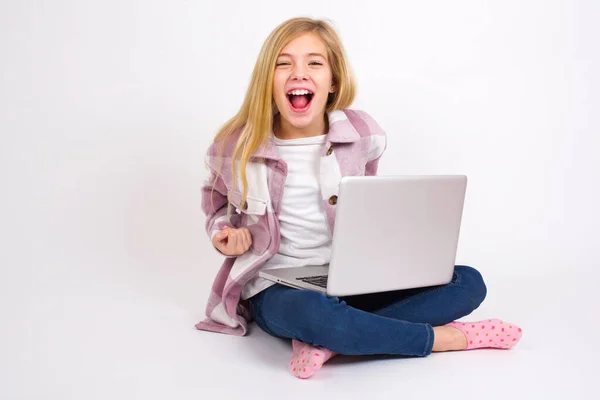 Bela Menina Adolescente Caucasiana Sentada Com Laptop Posição Lótus Fundo — Fotografia de Stock