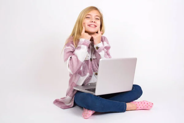 強い健康的なストレート白い歯 Close Portrait Happy Beautiful Caucasian Teen Girl Sitting Laptop — ストック写真