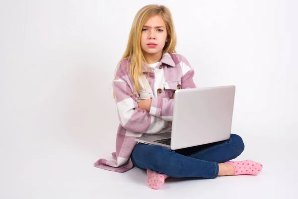 Bela Menina Adolescente Caucasiana Sentada Com Laptop Posição Lótus Fundo — Fotografia de Stock