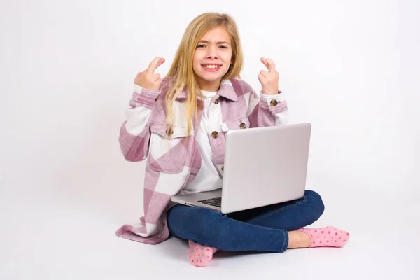 Schöne Kaukasische Teenie Mädchen Sitzt Mit Laptop Lotus Position Auf — Stockfoto