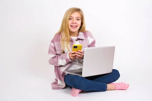 Lächeln Schöne Kaukasische Teenie Mädchen Sitzt Mit Laptop Lotus Position — Stockfoto