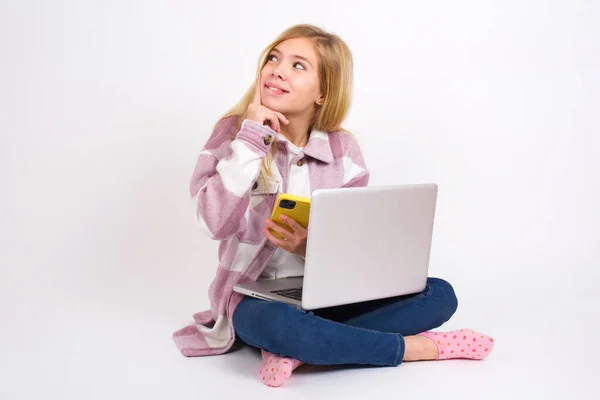 Зображення Мислення Мрії Красива Біла Дівчина Підліток Сидить Ноутбуком Положенні — стокове фото