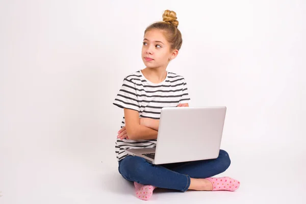 Uroczy Myśli Piękny Biały Nastolatek Dziewczyna Siedzi Laptopem Pozycji Lotosu — Zdjęcie stockowe