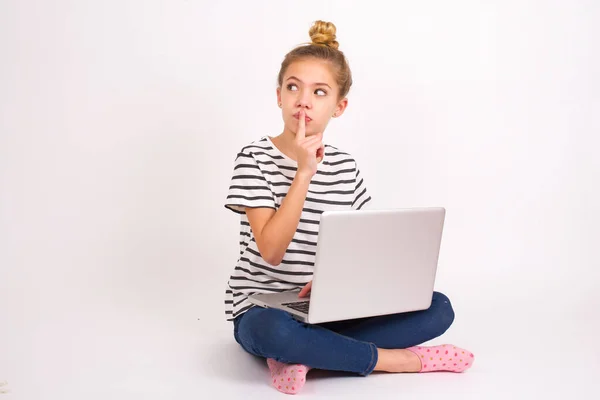 Mooie Blanke Tiener Meisje Zitten Met Laptop Lotus Positie Witte — Stockfoto