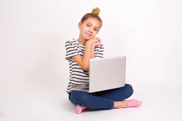 Uroczy Poważny Piękny Biały Nastolatek Dziewczyna Siedzi Laptopem Pozycji Lotosu — Zdjęcie stockowe