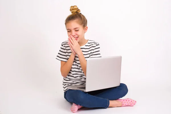Överlycklig Vacker Kaukasiska Tonåring Flicka Sitter Med Laptop Lotus Position — Stockfoto