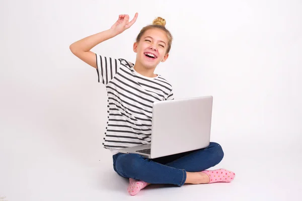 Foto Van Vrolijke Prachtige Blanke Tiener Meisje Zitten Met Laptop — Stockfoto