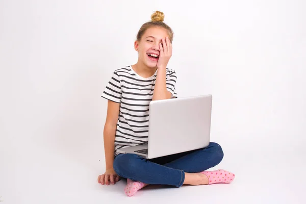 Mooie Kaukasische Tiener Meisje Zitten Met Laptop Lotus Positie Witte — Stockfoto