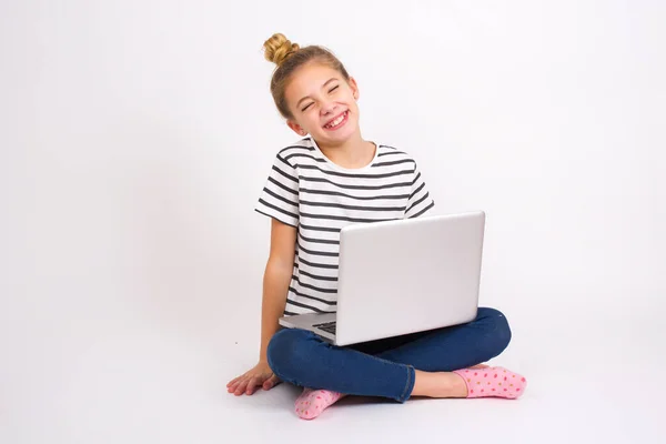 Positiv Vacker Kaukasiska Tonåring Flicka Sitter Med Laptop Lotus Position — Stockfoto