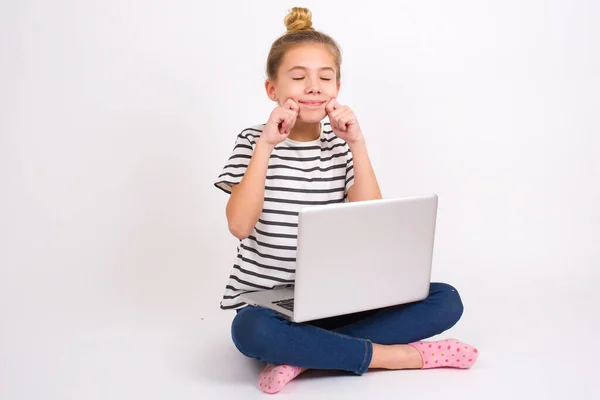 Nöjd Vacker Kaukasiska Tonåring Flicka Sitter Med Laptop Lotus Position — Stockfoto