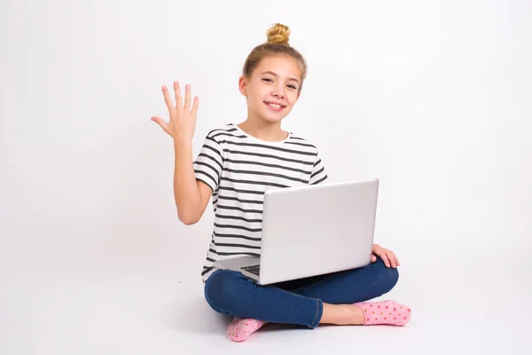 Vacker Kaukasiska Tonåring Flicka Sitter Med Laptop Lotusposition Vit Bakgrund — Stockfoto