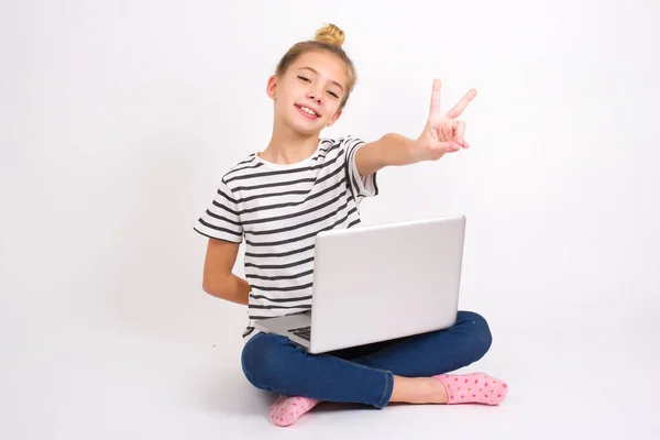 Vakker Hvit Tenåringsjente Som Sitter Med Laptop Lotusstilling Hvit Bakgrunn – stockfoto